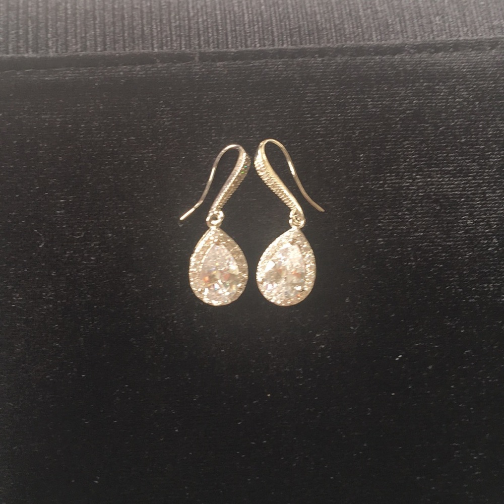 Cubic zirconia drop earring